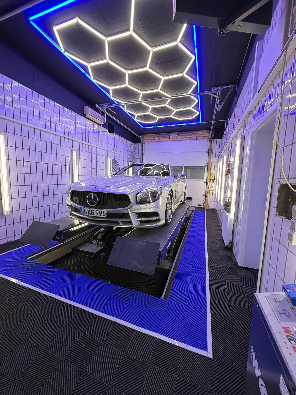 Mercedes SL auf dem Bremsprüfstand im Ingenieurbüro Hombruch, mit charakteristischer Hexagon-LED-Decke