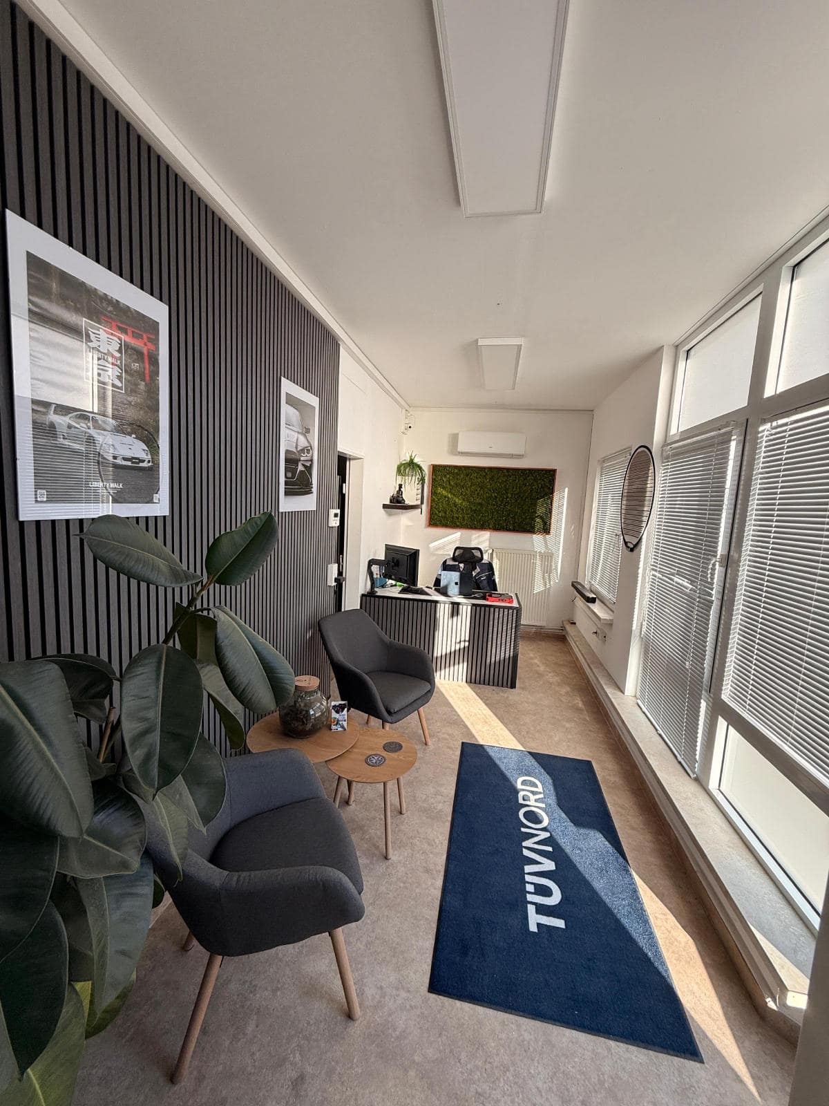 Wartebereich im Ingenieurbüro Hombruch — Holzlamellen-Wand, Lounge-Sessel und Pflanzen